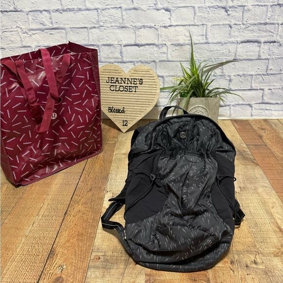 Lululemon Run All Day Backpack
Pitter Patter Black has minor flaws main image 8